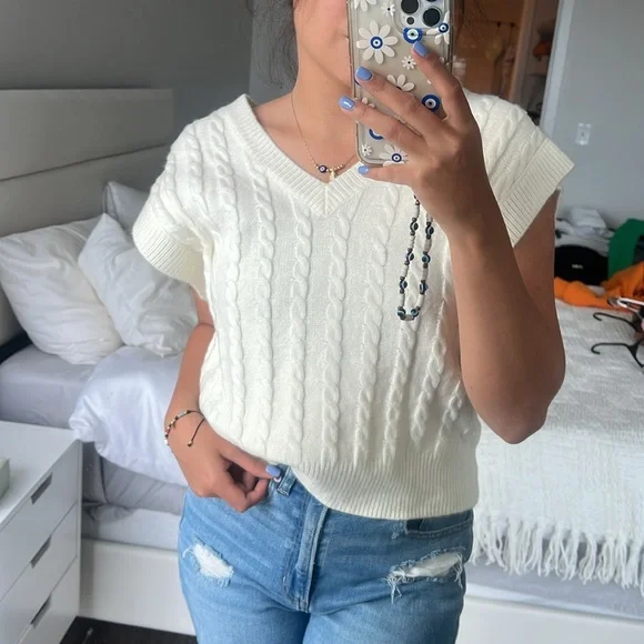 Cupcakes and cashmere white sweater vest - Picture 2 of 3